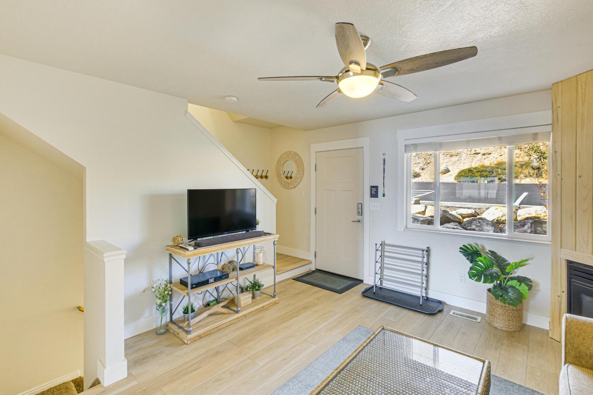Spacious Garden City Townhome With Lake Views! Экстерьер фото