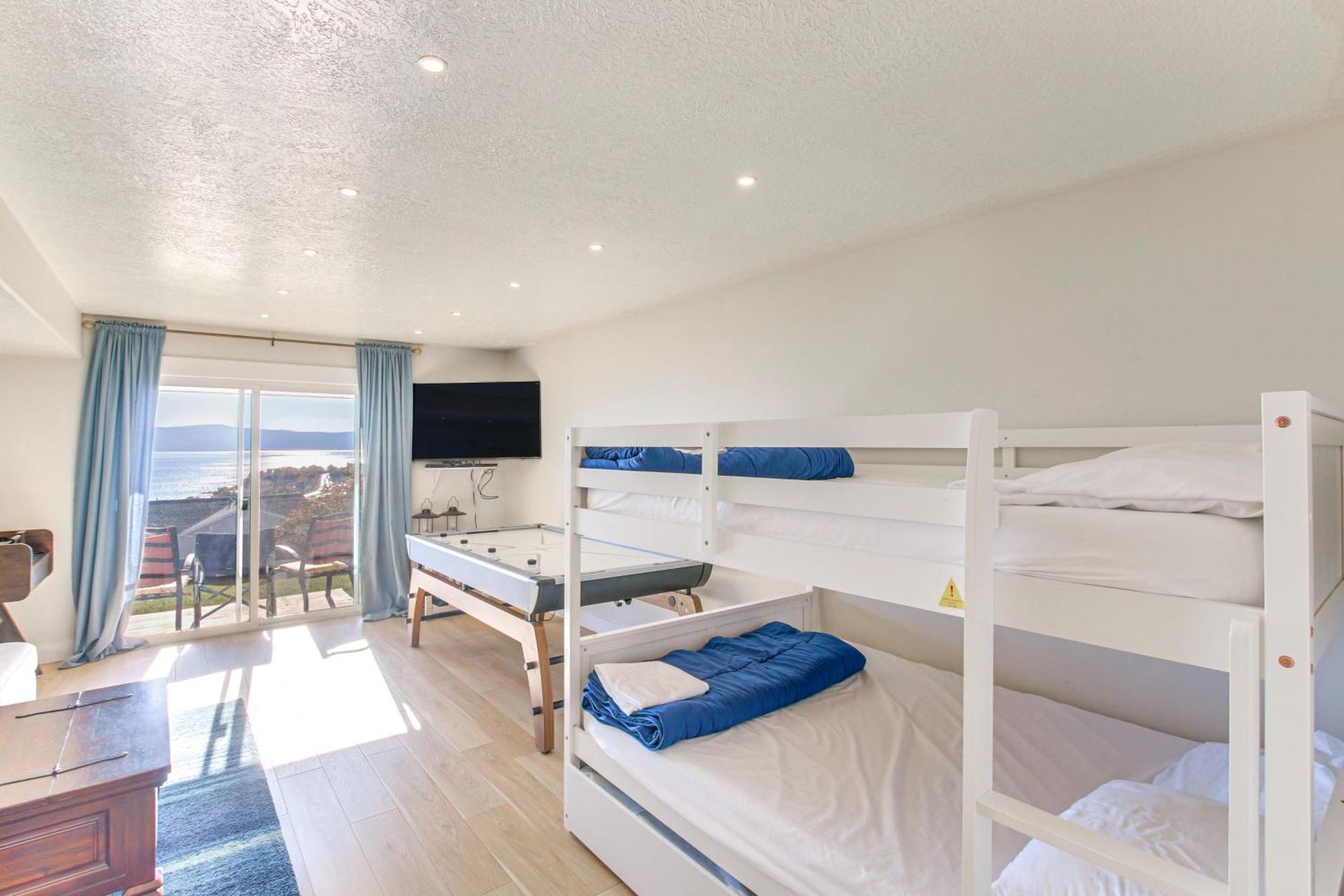 Spacious Garden City Townhome With Lake Views! Экстерьер фото