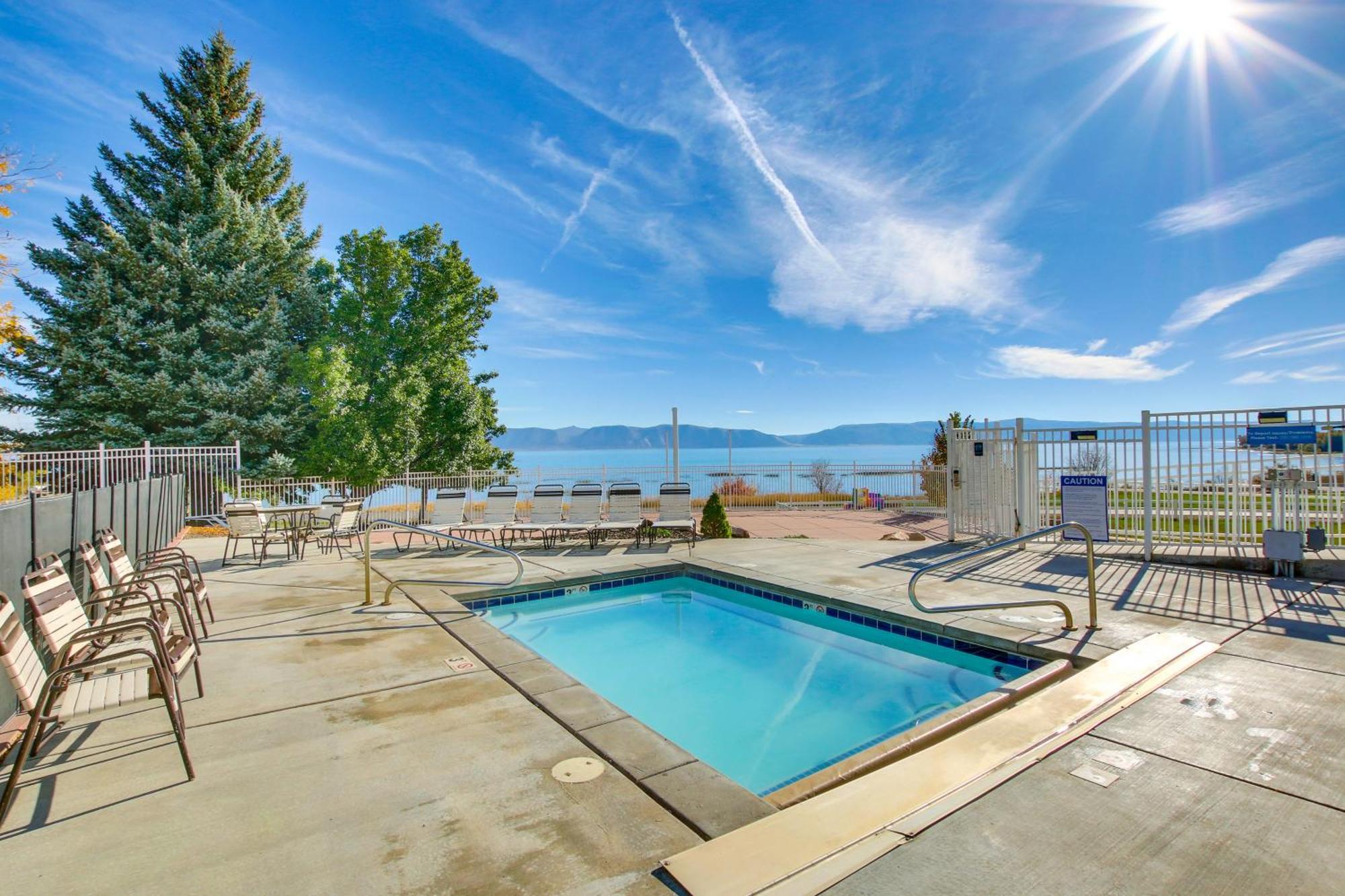 Spacious Garden City Townhome With Lake Views! Экстерьер фото