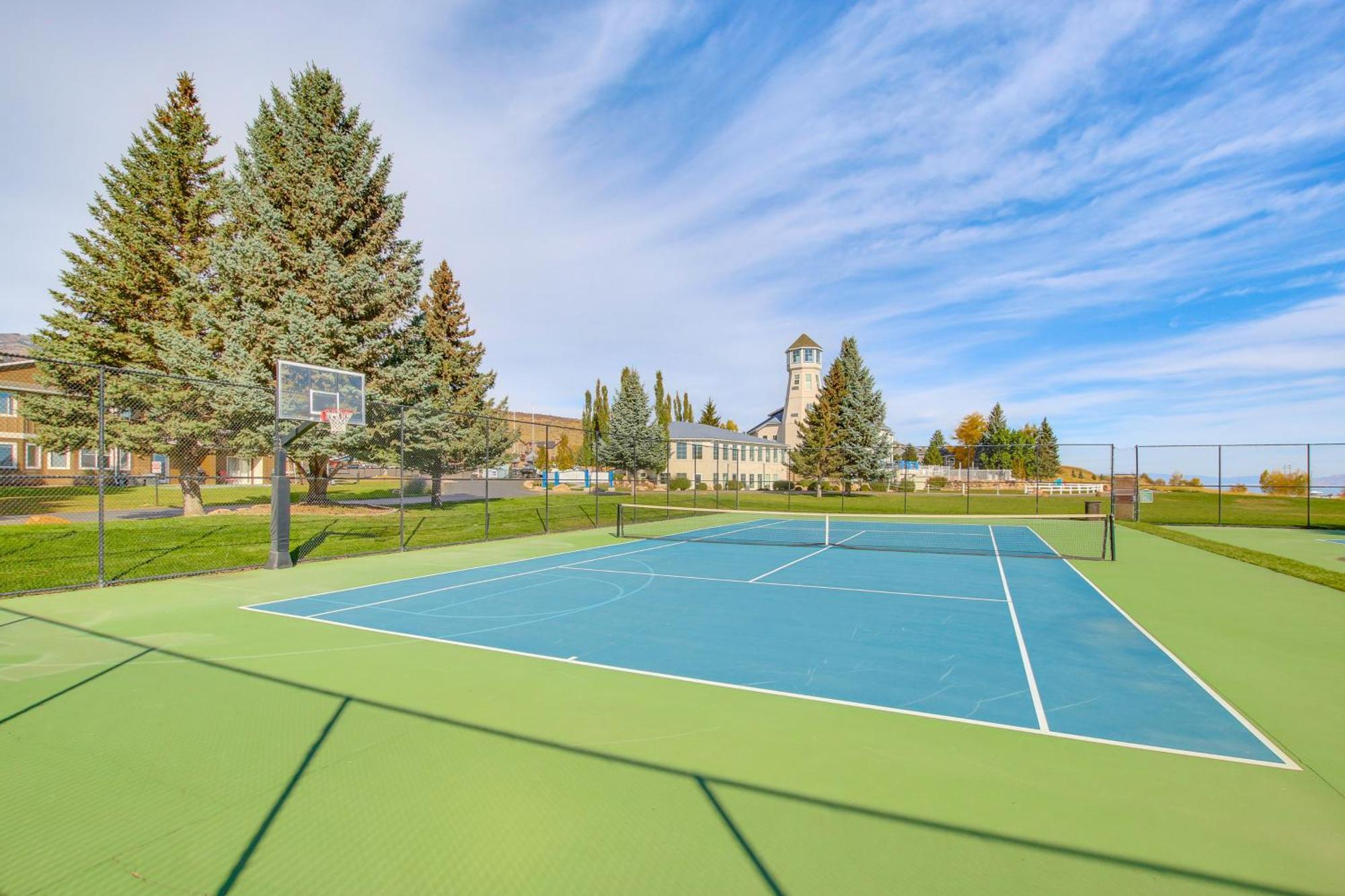 Spacious Garden City Townhome With Lake Views! Экстерьер фото